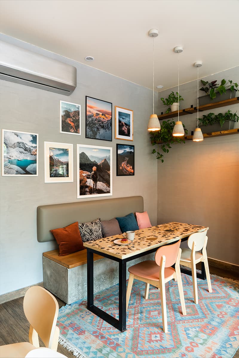 Изобилие деталей и цветов в интерьере кофейни и бистро в Красной Поляне — проект Анны Малышевой