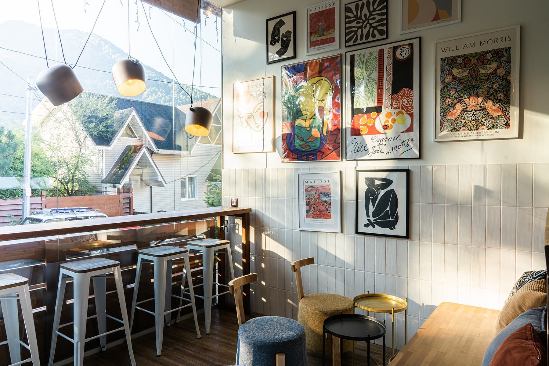 Изобилие деталей и цветов в интерьере кофейни и бистро в Красной Поляне — проект Анны Малышевой