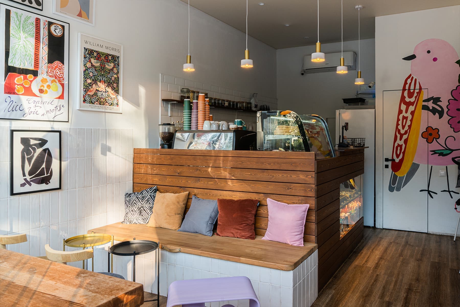 Изобилие деталей и цветов в интерьере кофейни и бистро в Красной Поляне — проект Анны Малышевой