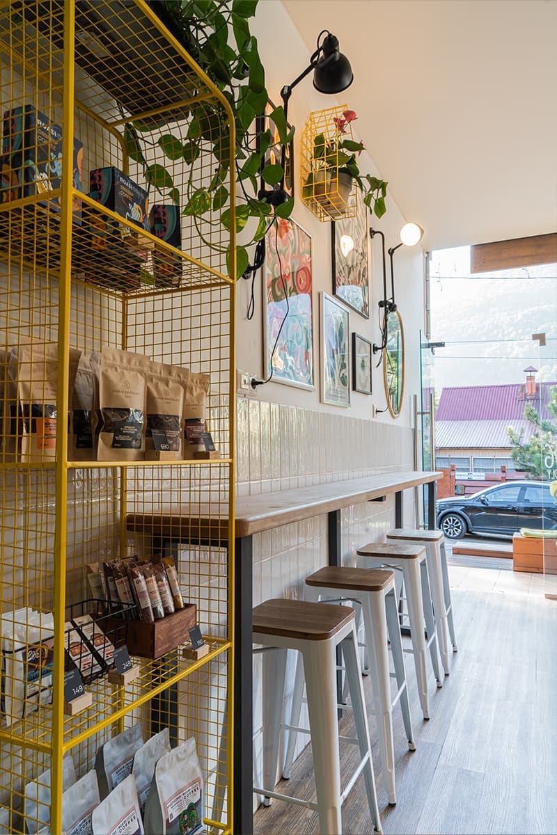 Изобилие деталей и цветов в интерьере кофейни и бистро в Красной Поляне — проект Анны Малышевой