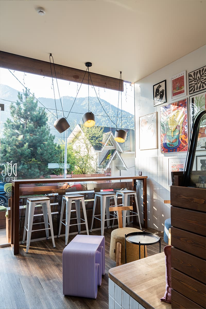 Изобилие деталей и цветов в интерьере кофейни и бистро в Красной Поляне — проект Анны Малышевой