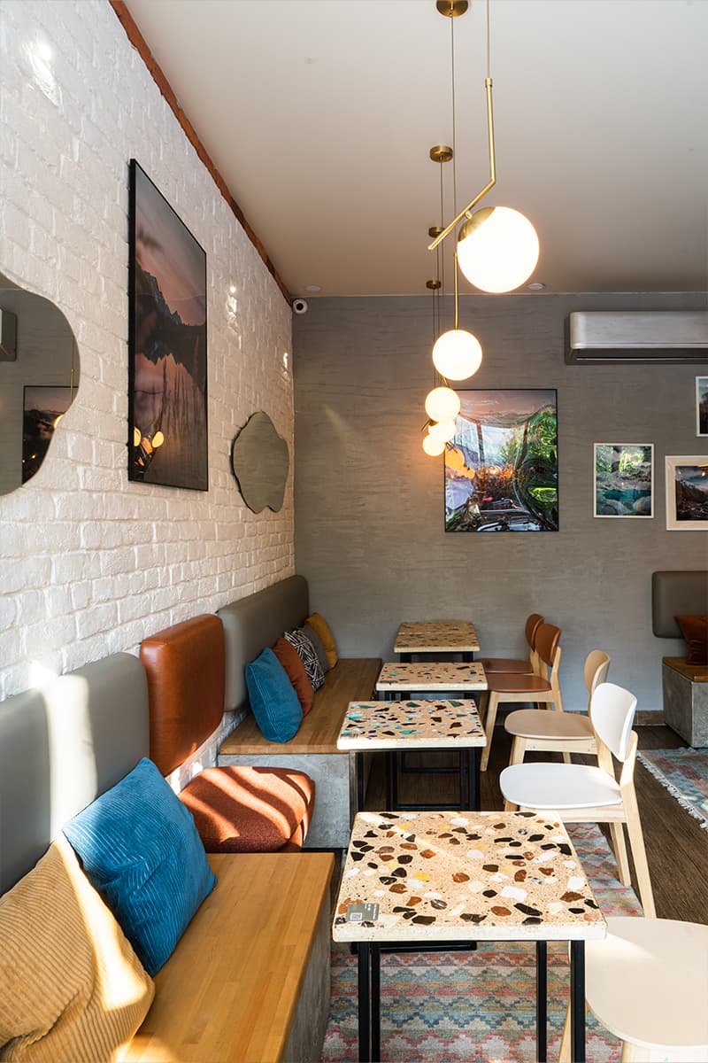 Изобилие деталей и цветов в интерьере кофейни и бистро в Красной Поляне — проект Анны Малышевой