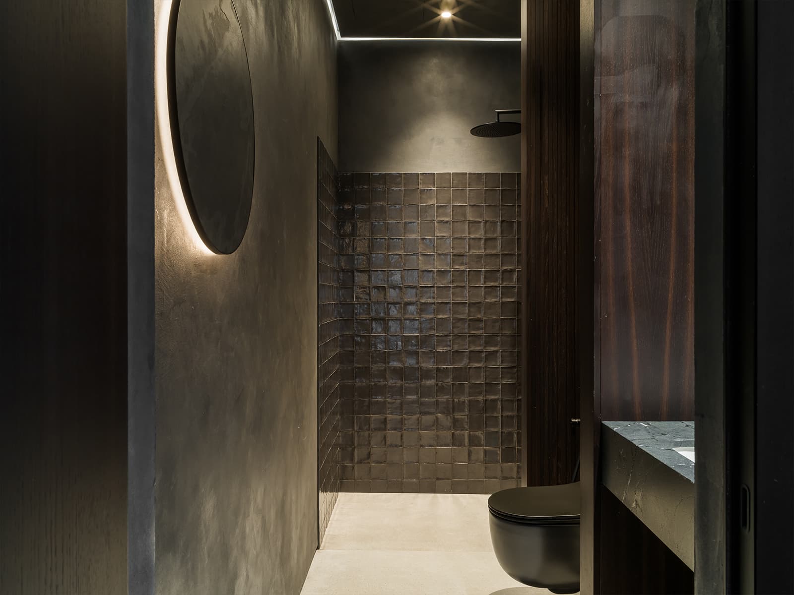 Натуральные фактуры, сложная лестница, панорамные окна и арт-объекты в интерьере просторного коттеджа — проект Антона Визжачего и Никиты Максимова