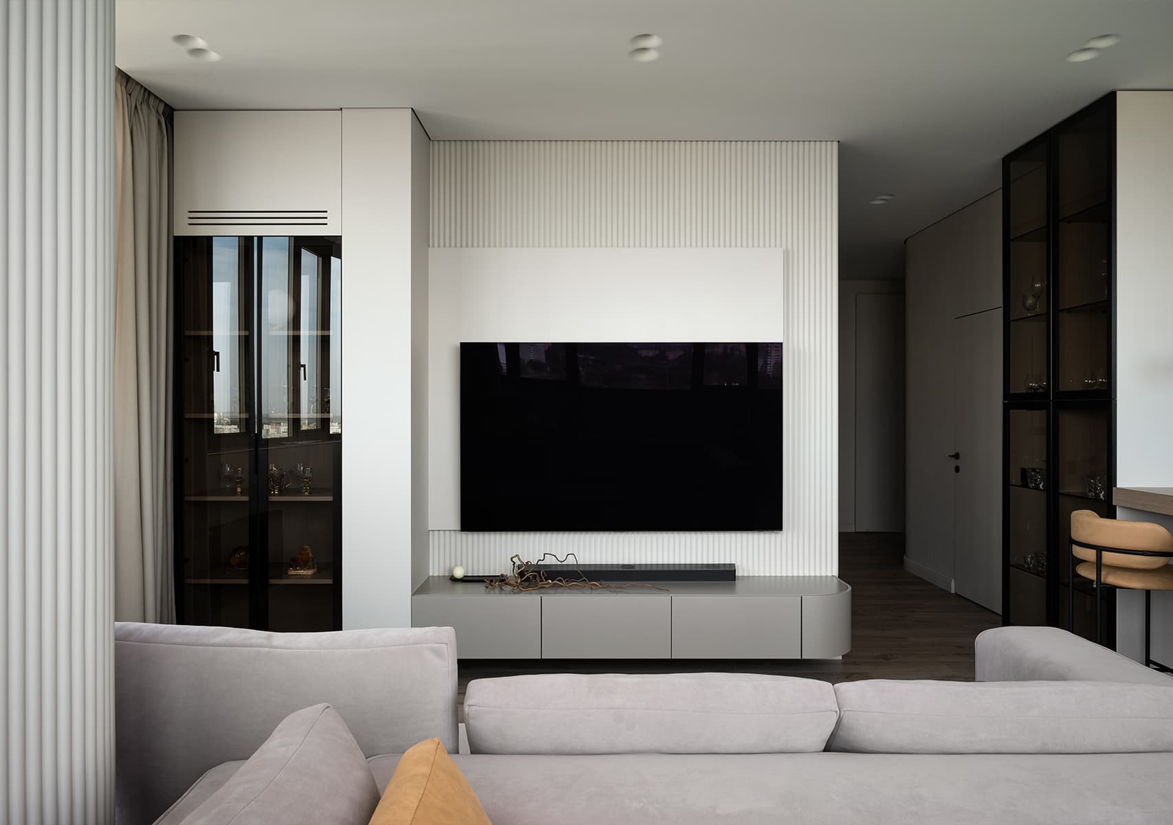 Гостеприимный интерьер квартиры с оригинальным несущим пилоном — проект Анны Лисимовой