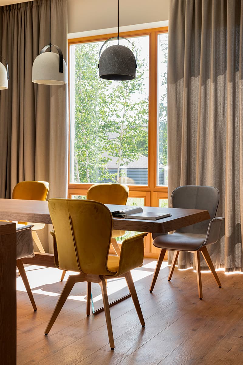 Точечные акценты в мебели и декоре большого загородного дома для взрослой женщины — проект дизайн-бюро PiSA design