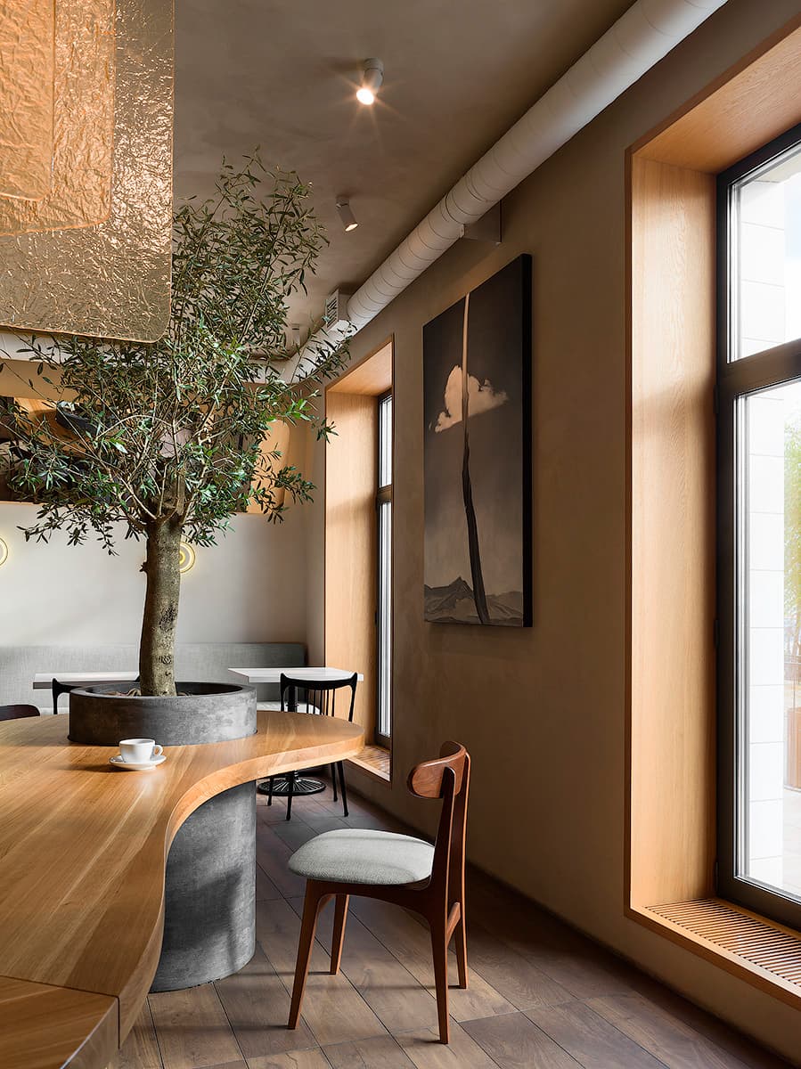 Ветвистая олива, винтаж и современное искусство в интерьере кофейни в Саратове — проект QUADRUM STUDIO
