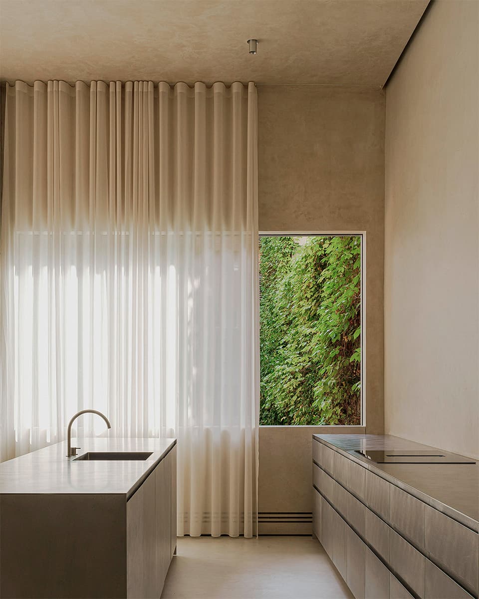 Природные мотивы, монументальность и органические формы в минималистичном интерьере — проект испанского бюро Beta Ø