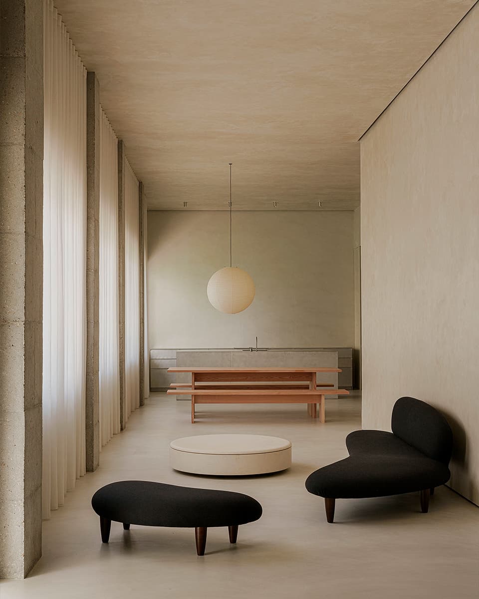 Природные мотивы, монументальность и органические формы в минималистичном интерьере — проект испанского бюро Beta Ø