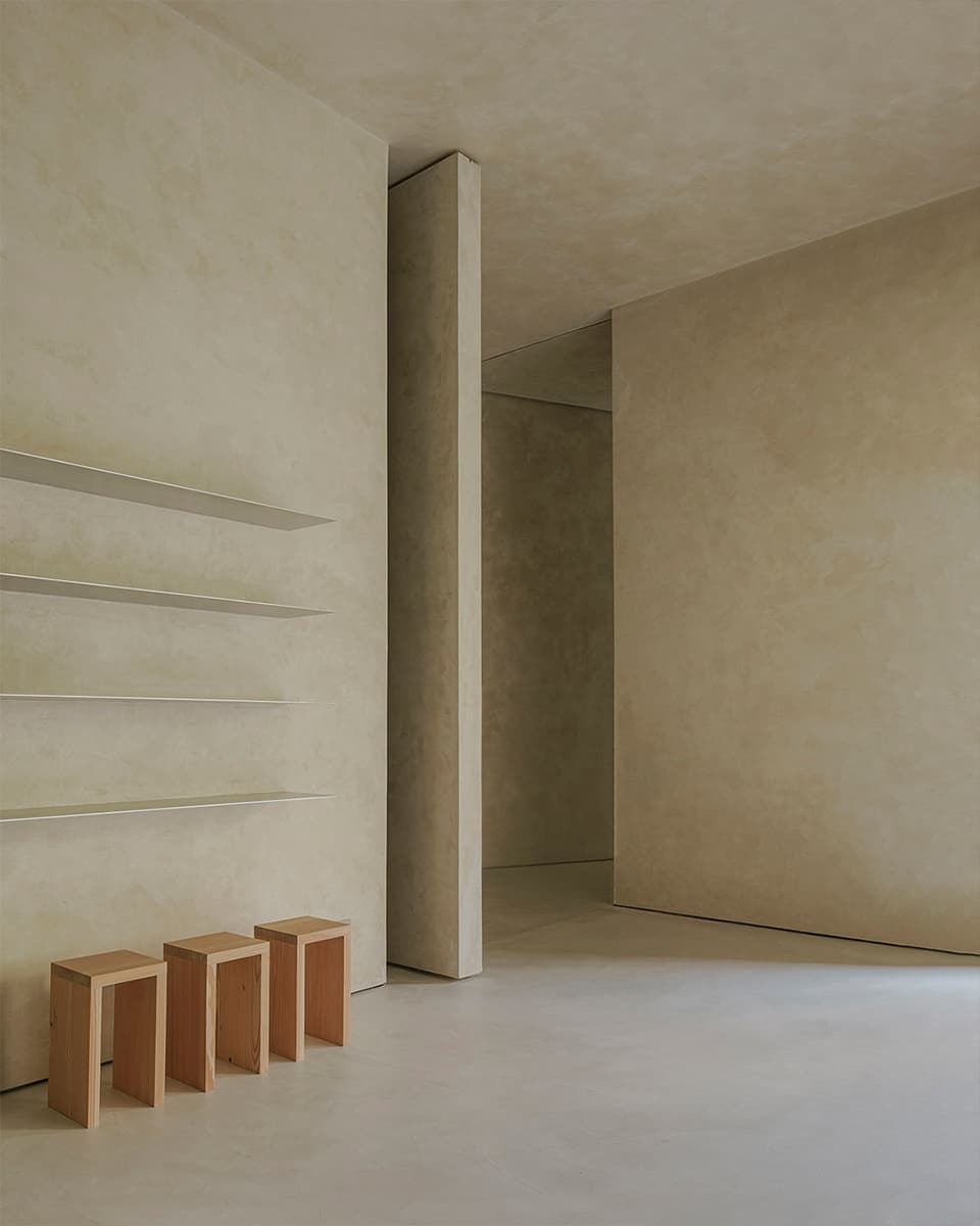 Природные мотивы, монументальность и органические формы в минималистичном интерьере — проект испанского бюро Beta Ø