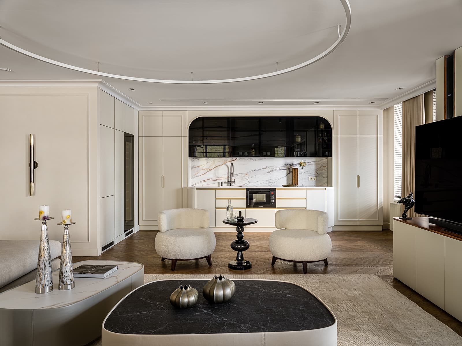 Элегантность классических деталей, бильярдная и гольф-симулятор в роскошном офисном пространстве — проект архитектурного бюро ARXY