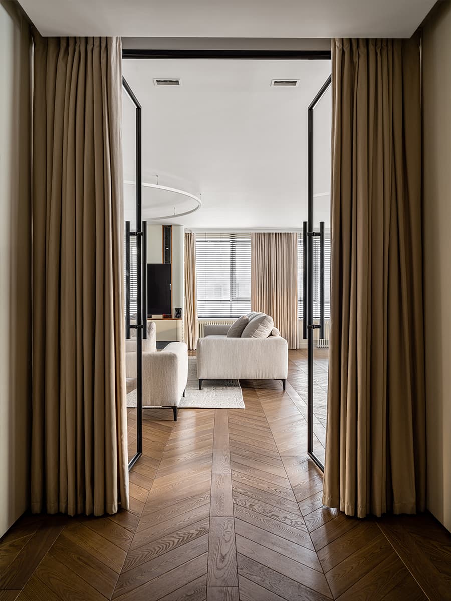 Элегантность классических деталей, бильярдная и гольф-симулятор в роскошном офисном пространстве — проект архитектурного бюро ARXY