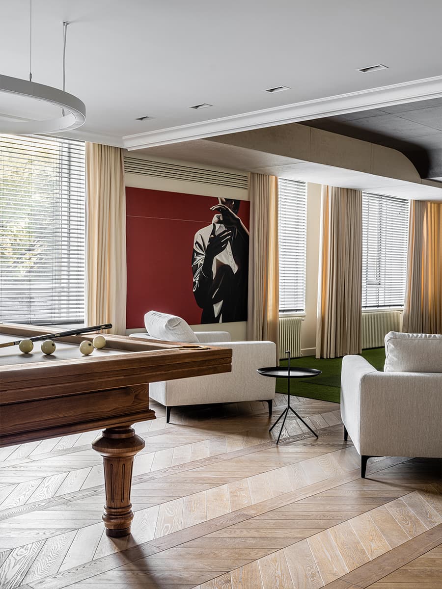 Элегантность классических деталей, бильярдная и гольф-симулятор в роскошном офисном пространстве — проект архитектурного бюро ARXY