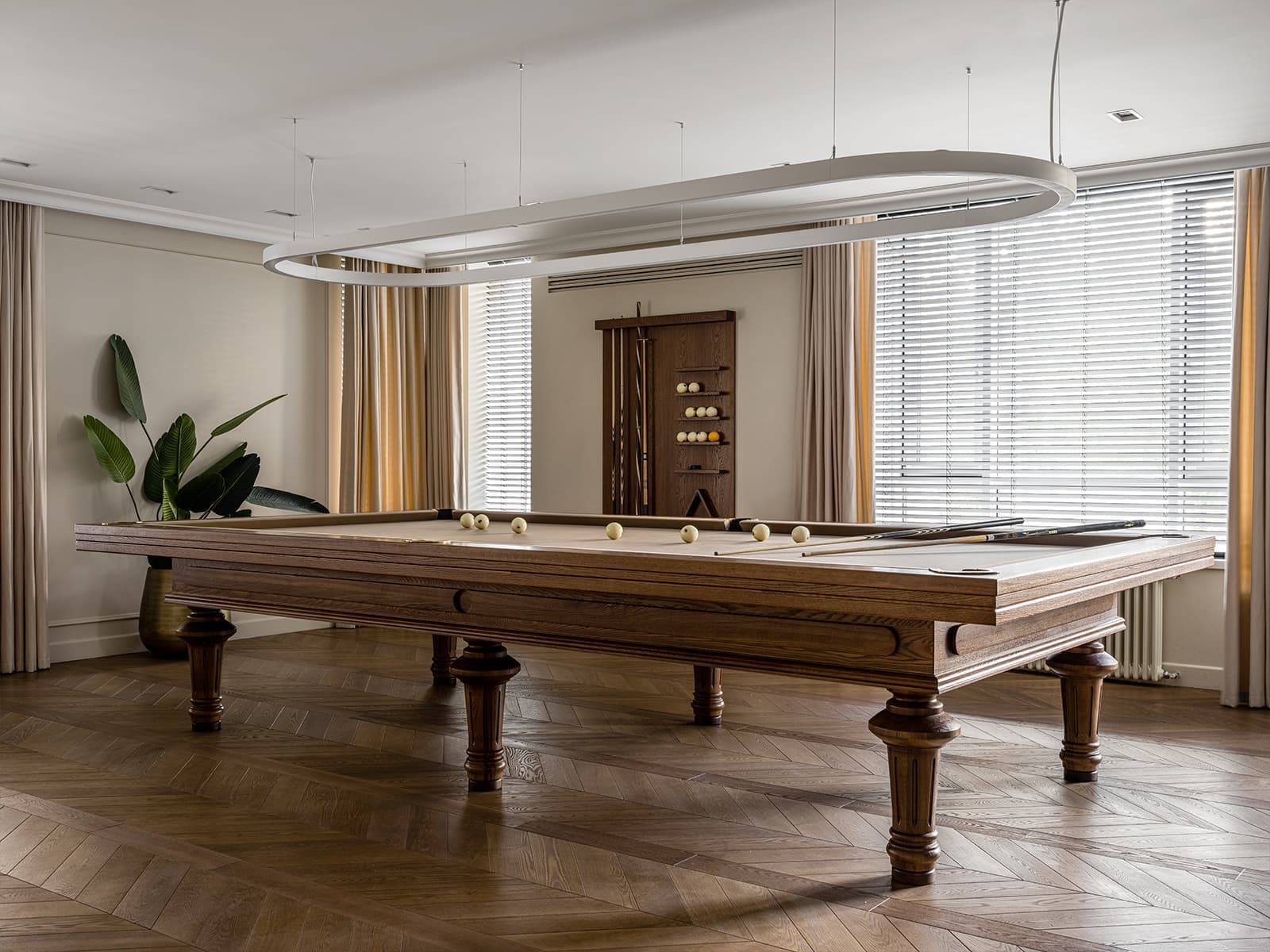 Элегантность классических деталей, бильярдная и гольф-симулятор в роскошном офисном пространстве — проект архитектурного бюро ARXY