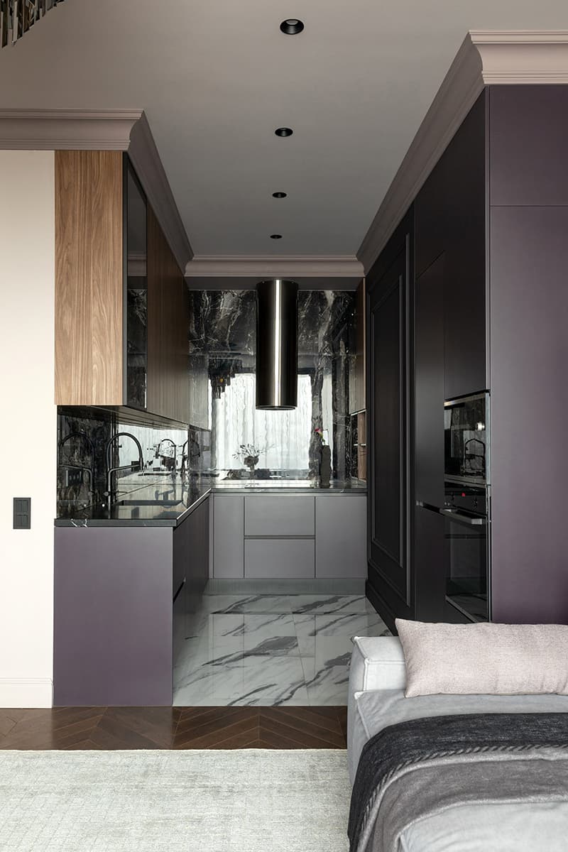 Темные тона, керамика и бордовая прихожая в мягком интерьере квартиры — проект студии дизайна интерьера LIVIN BURO