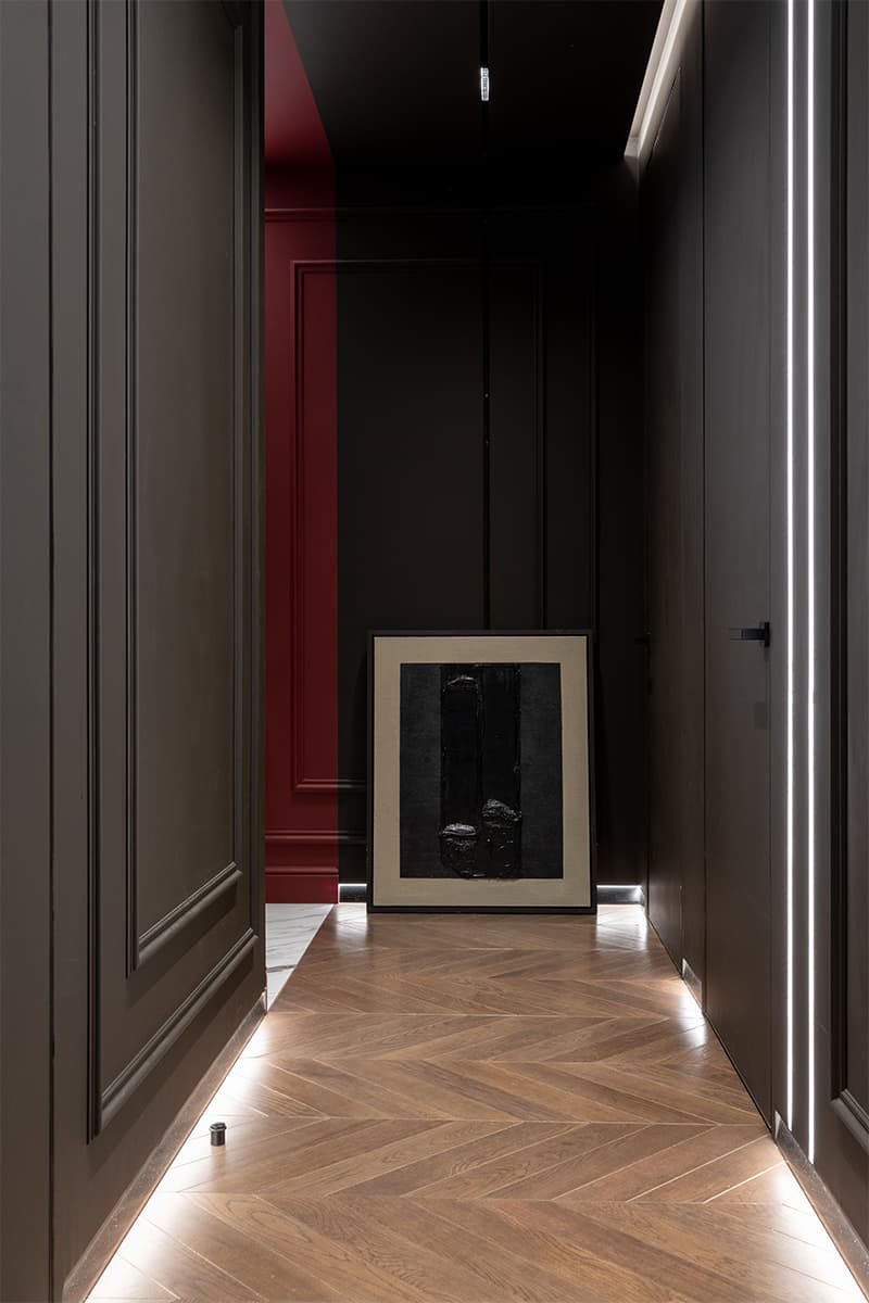 Темные тона, керамика и бордовая прихожая в мягком интерьере квартиры — проект студии дизайна интерьера LIVIN BURO