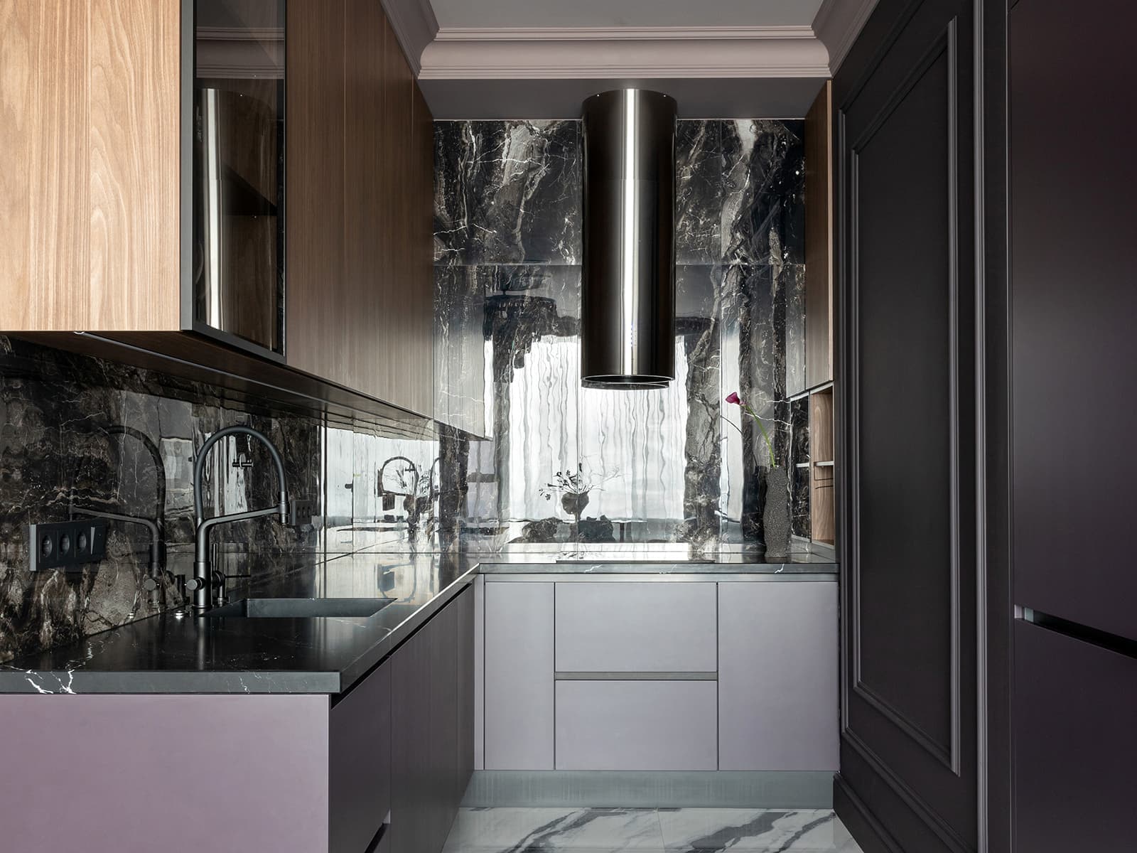 Темные тона, керамика и бордовая прихожая в мягком интерьере квартиры — проект студии дизайна интерьера LIVIN BURO