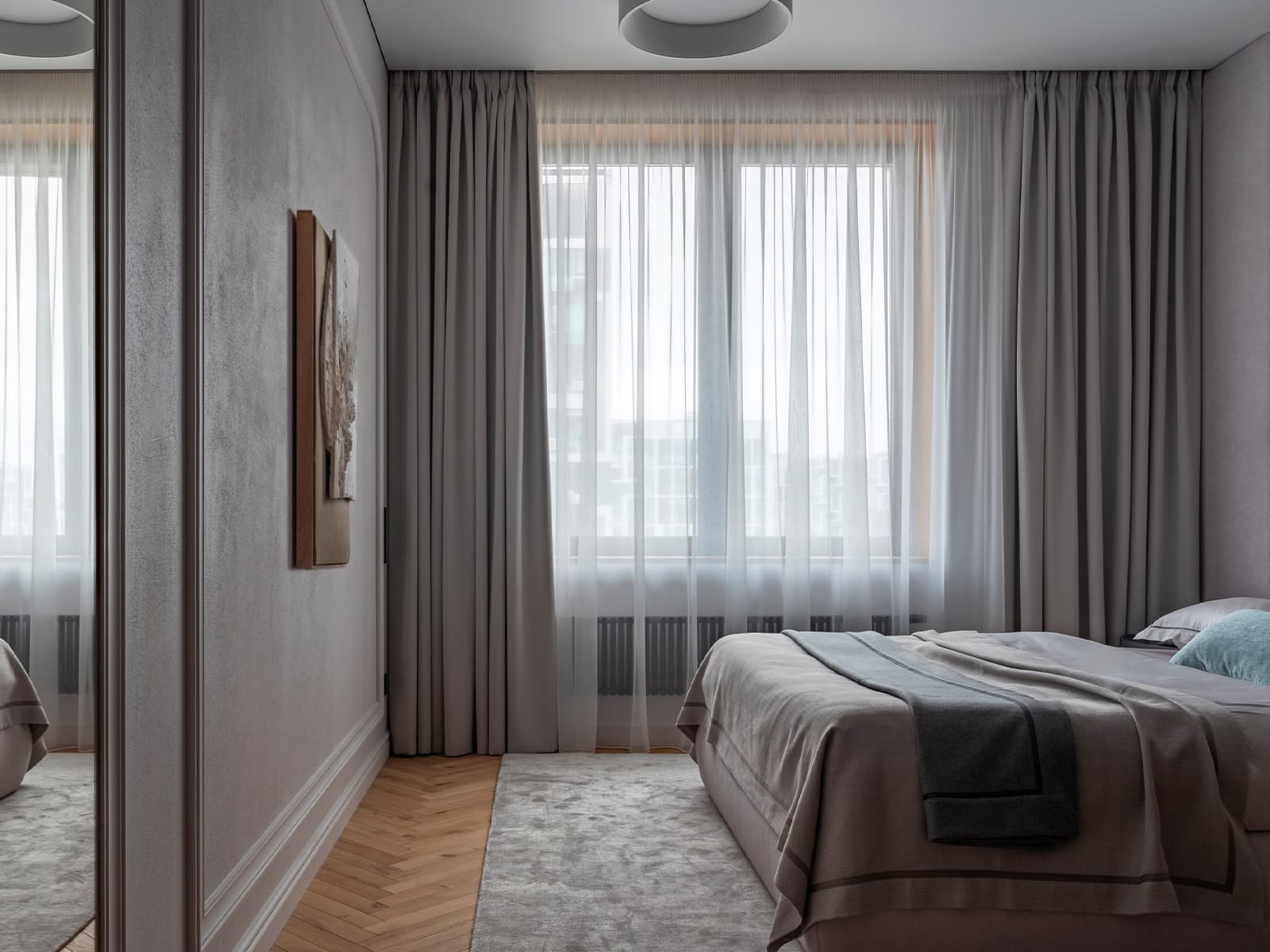 Вертикальные панели и пастельные зеленые тона в интерьере с петербургским характером — проект MUSSOL DESIGN