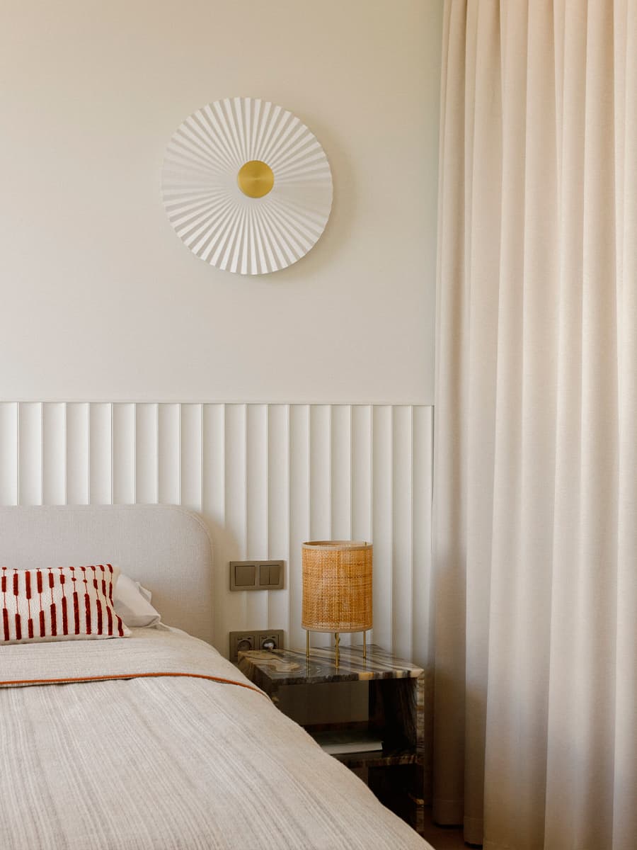 Двухсторонние зеркала и органические формы в интерьере маленькой квартиры — проект Лины Князевой