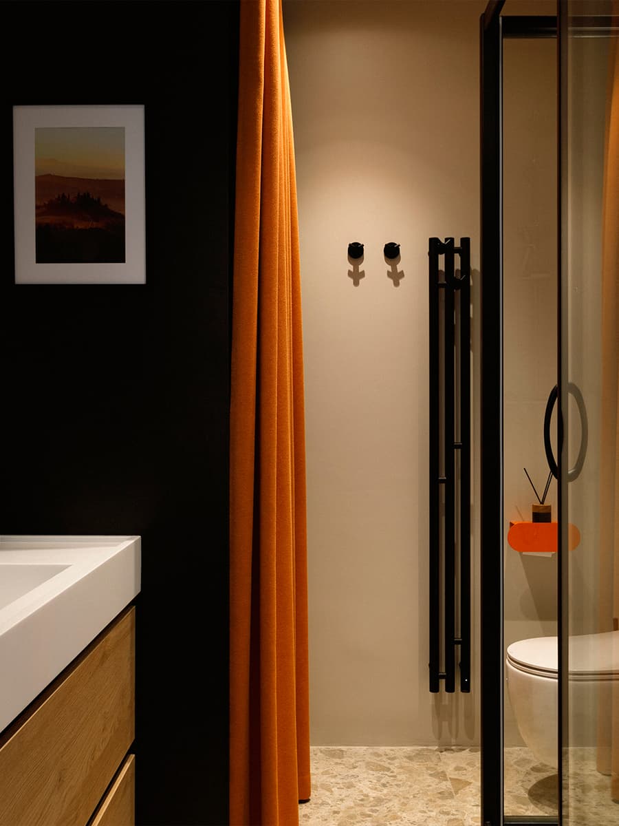 Двухсторонние зеркала и органические формы в интерьере маленькой квартиры — проект Лины Князевой