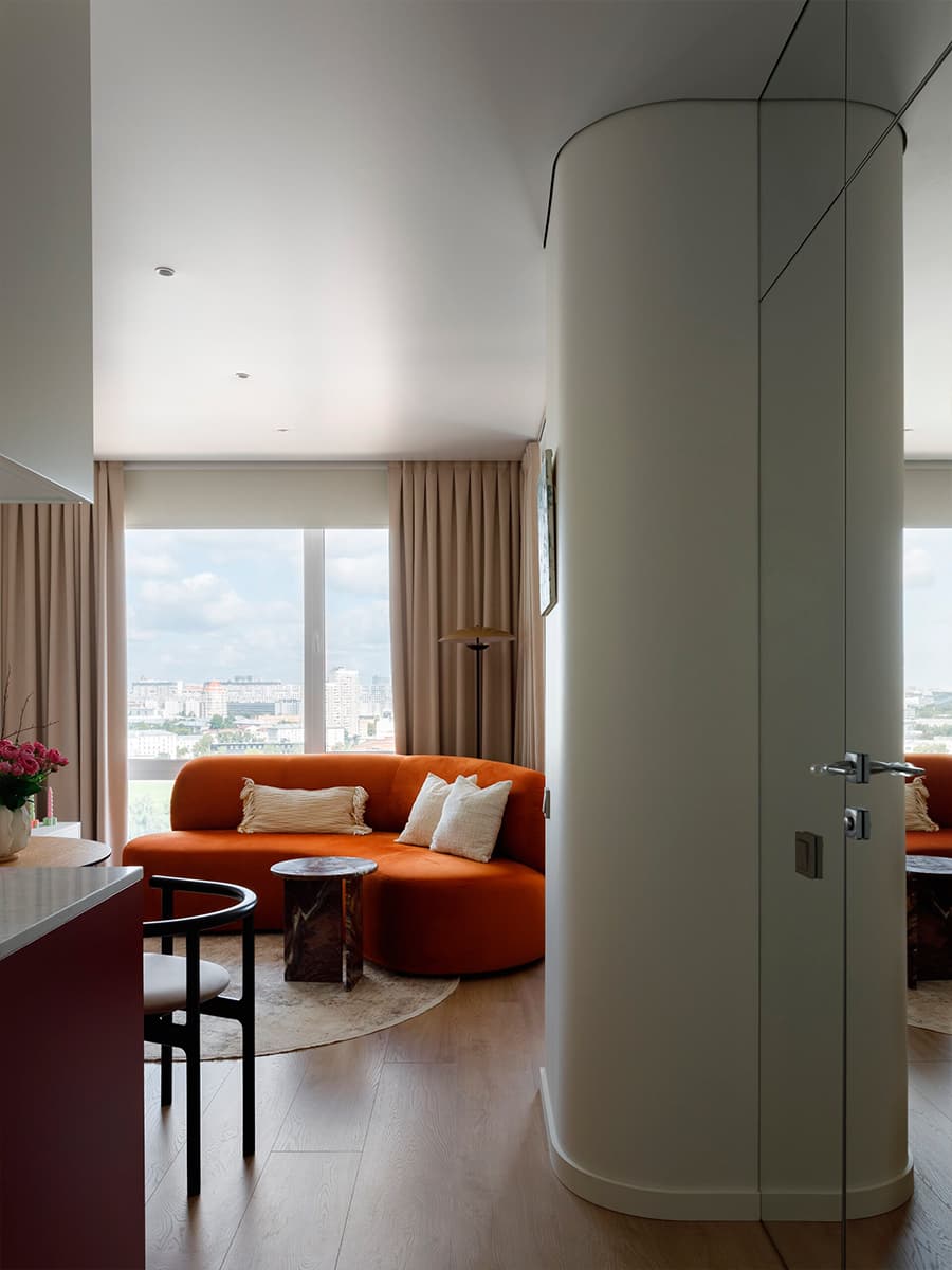 Двухсторонние зеркала и органические формы в интерьере маленькой квартиры — проект Лины Князевой