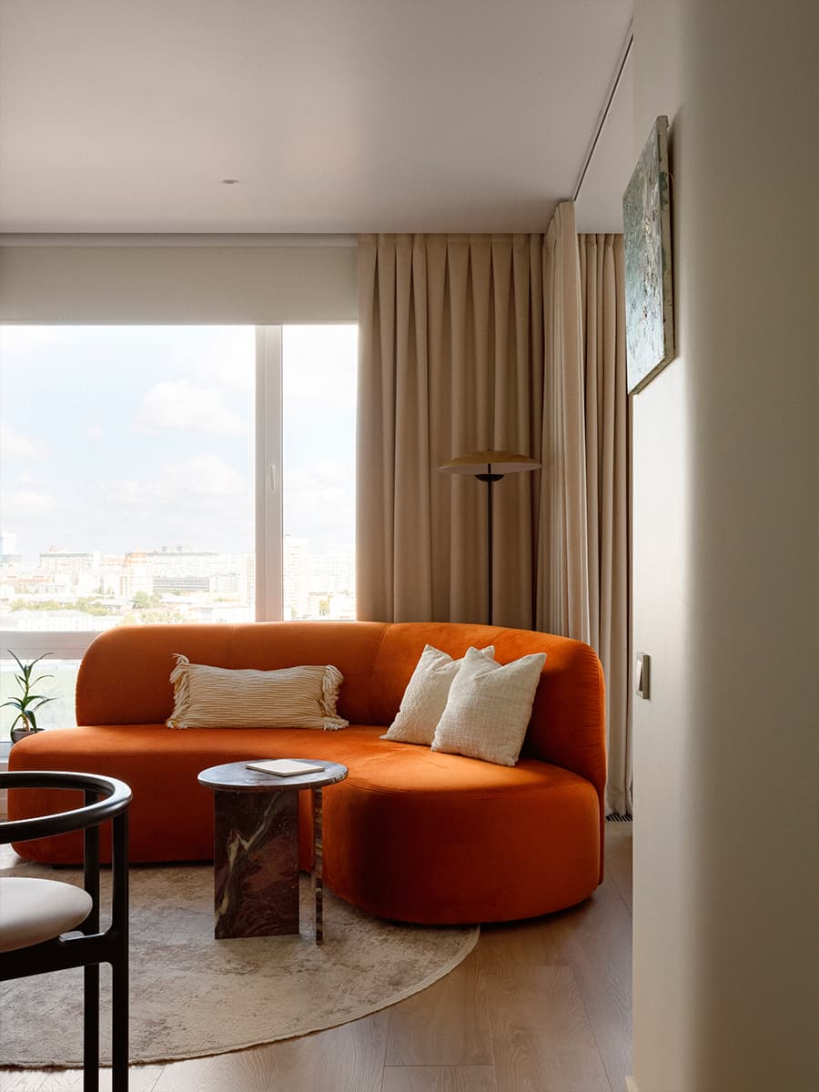 Двухсторонние зеркала и органические формы в интерьере маленькой квартиры — проект Лины Князевой