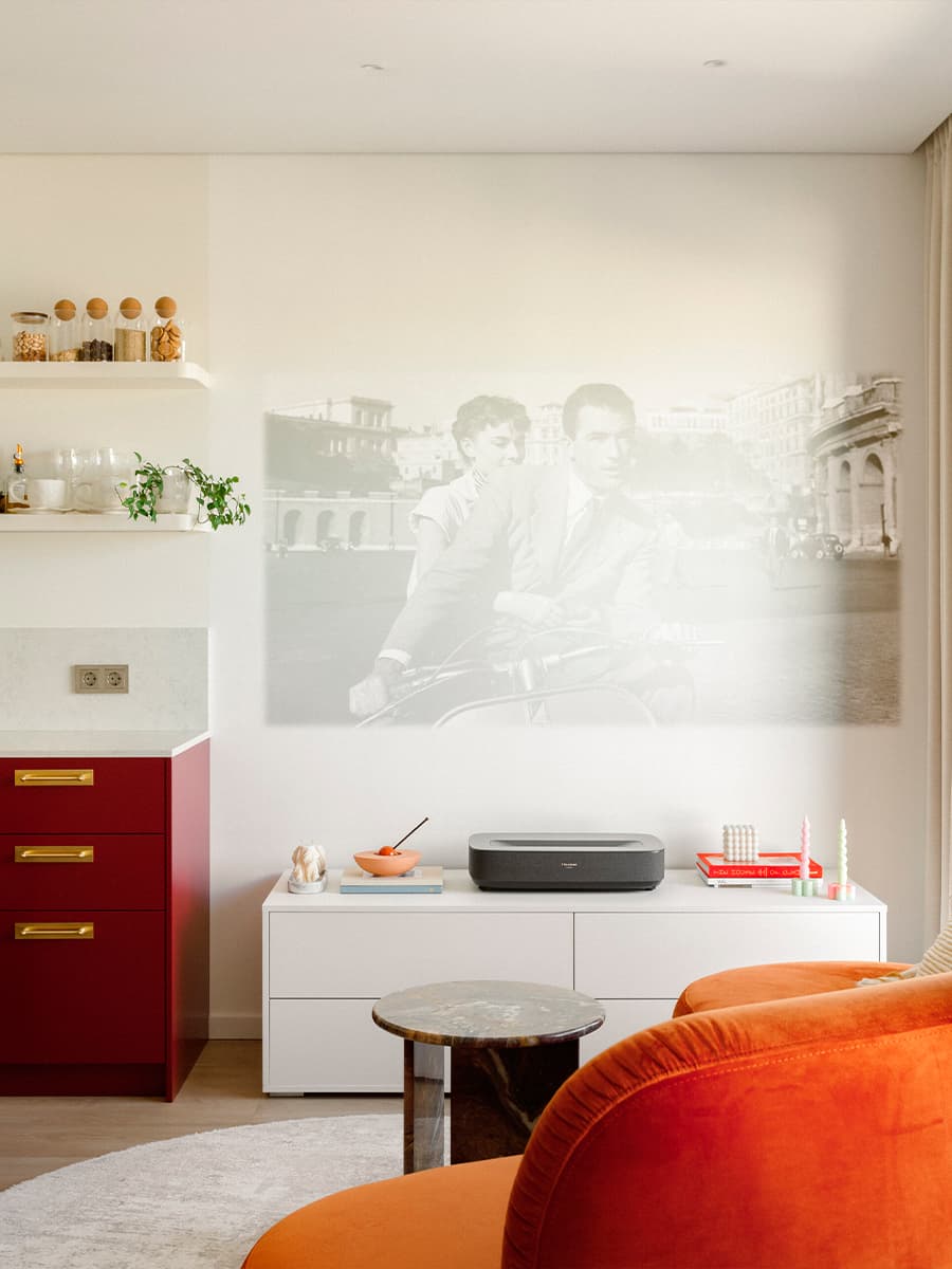 Двухсторонние зеркала и органические формы в интерьере маленькой квартиры — проект Лины Князевой