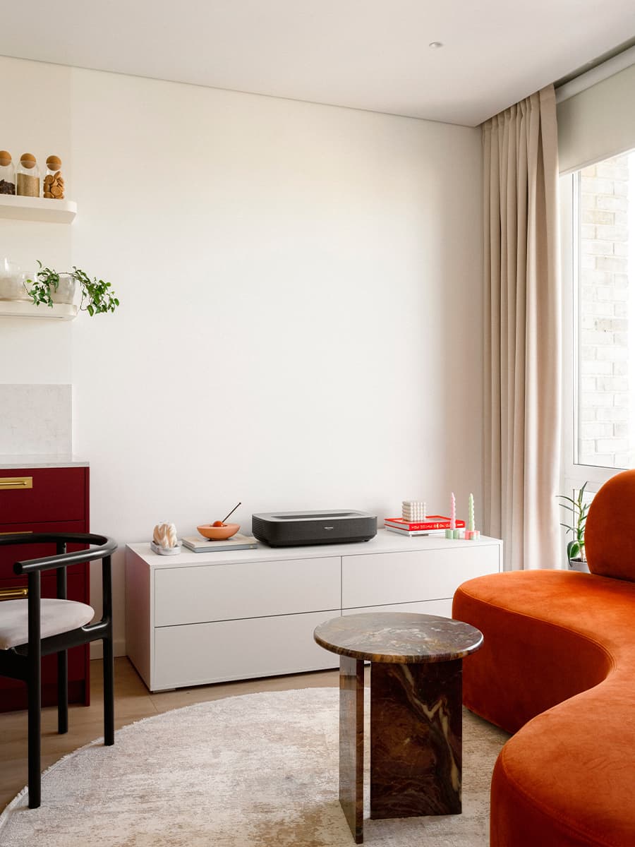 Двухсторонние зеркала и органические формы в интерьере маленькой квартиры — проект Лины Князевой