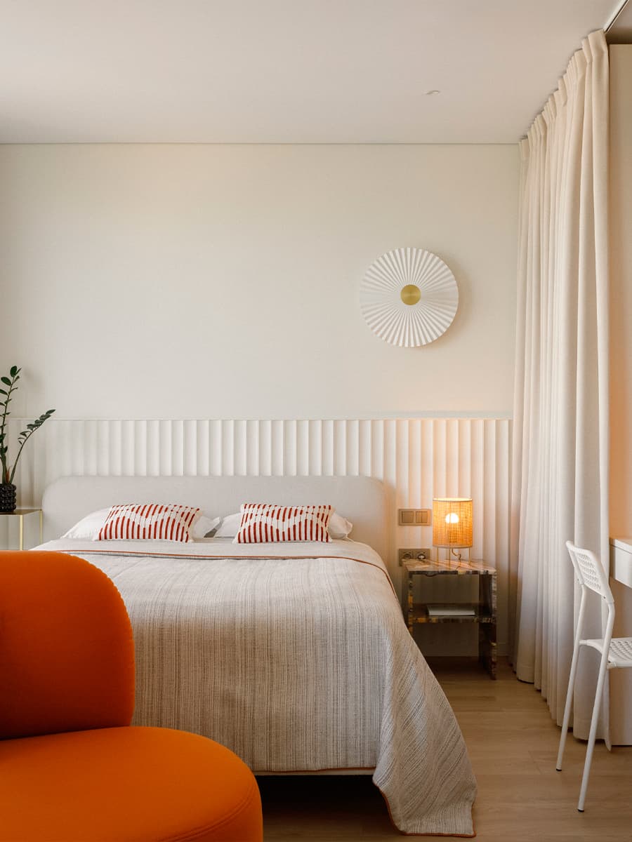 Двухсторонние зеркала и органические формы в интерьере маленькой квартиры — проект Лины Князевой