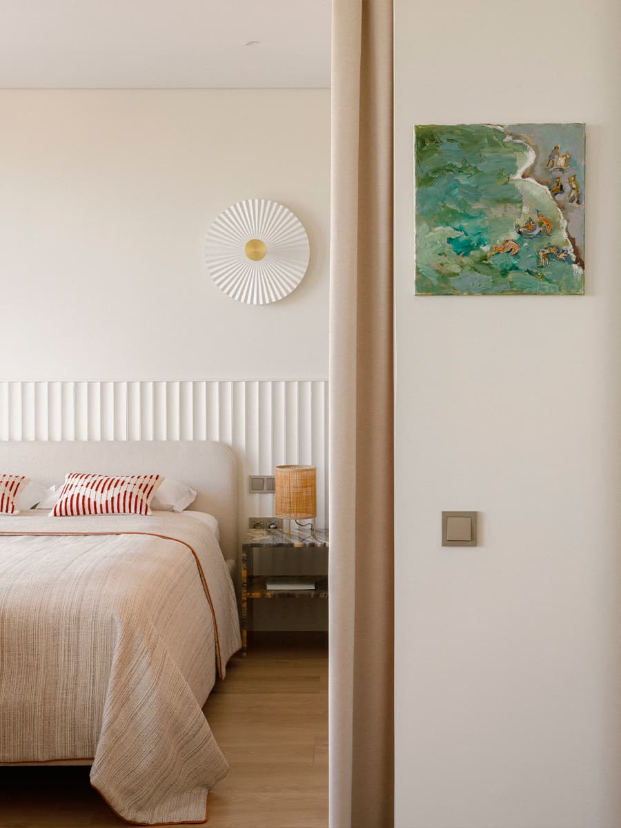 Двухсторонние зеркала и органические формы в интерьере маленькой квартиры — проект Лины Князевой