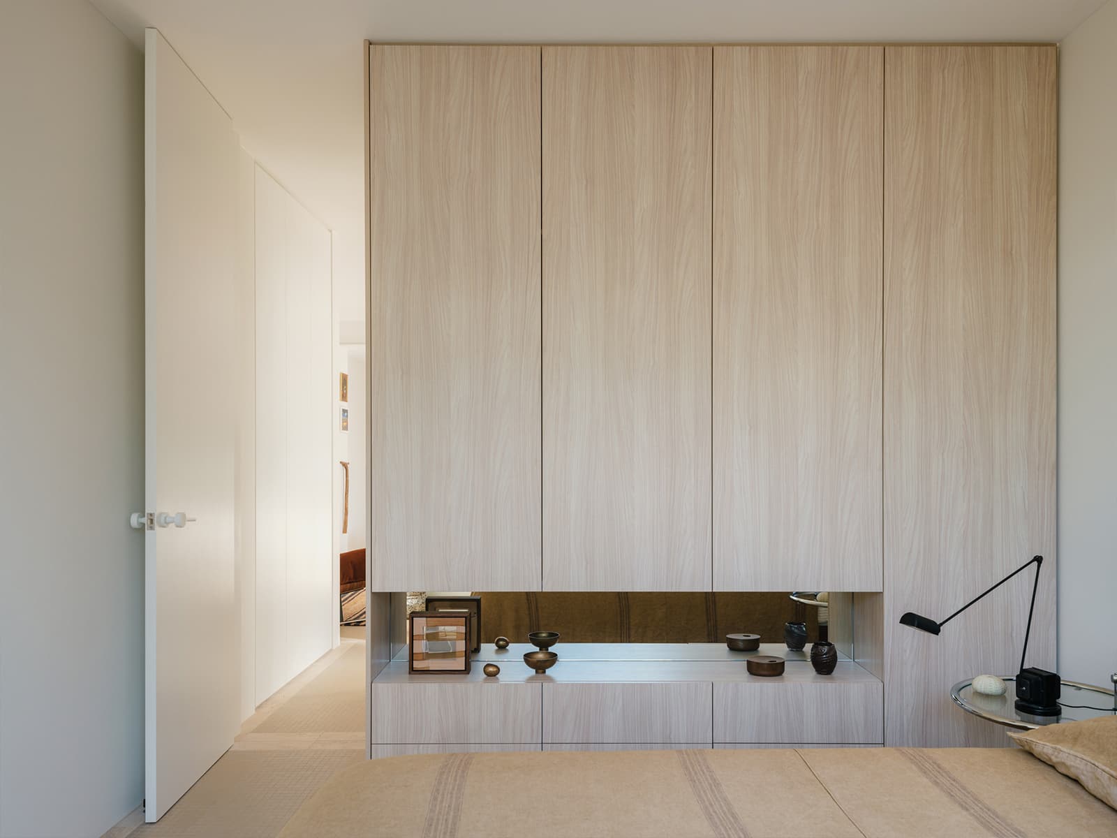 Палитра песочных оттенков и атмосфера океанского побережья в австралийском коттедже — проект бюро Brad Swartz Architects