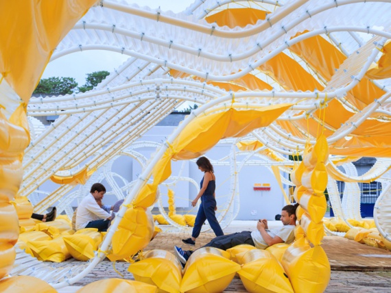 Испанские архитекторы спроектировали волнообразный выставочный павильон 