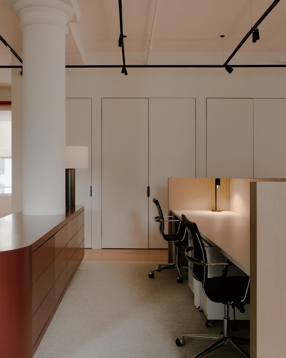 Уютный интерьер офиса мебельного производства — проект Elmo Studios