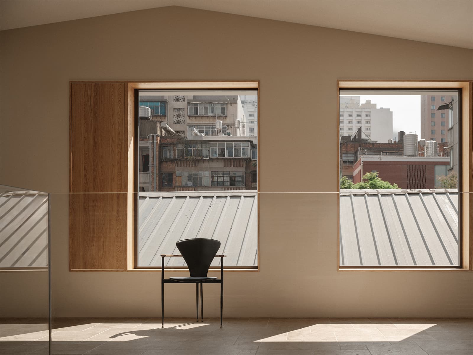 Игра светотени в интерьере трехэтажного магазина ювелирных украшений — проект студии Aurora Design