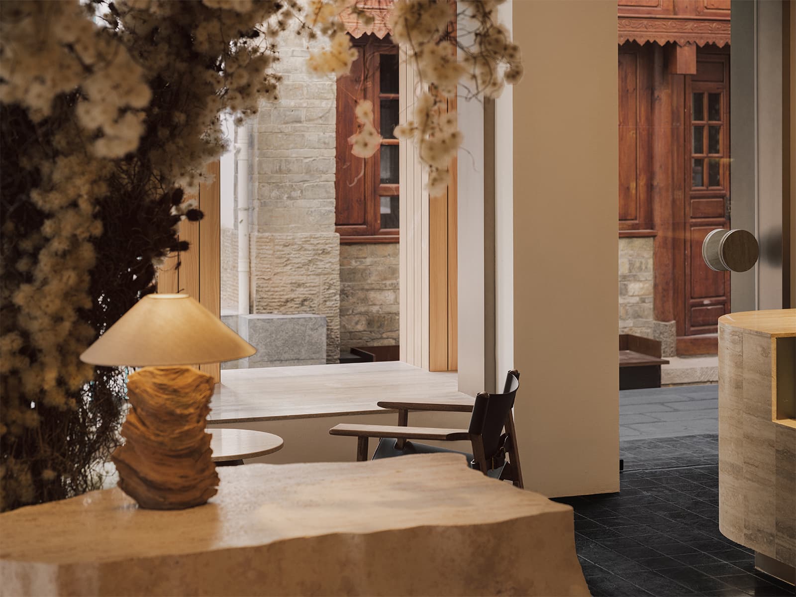 Игра светотени в интерьере трехэтажного магазина ювелирных украшений — проект студии Aurora Design