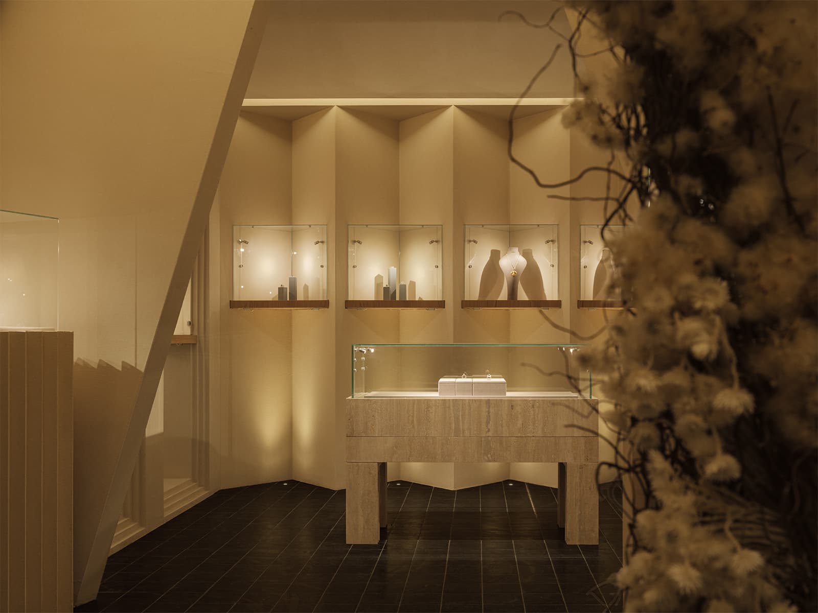 Игра светотени в интерьере трехэтажного магазина ювелирных украшений — проект студии Aurora Design