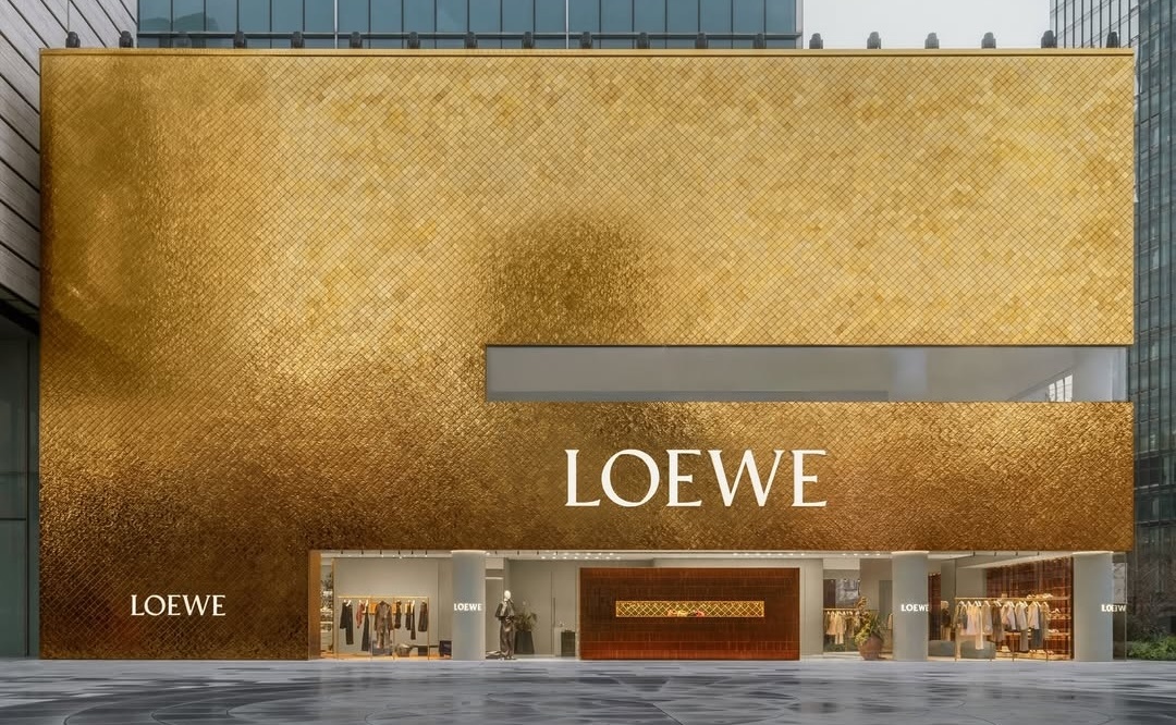 Фасад бутика LOEWE в Шанхае украшают десятки тысяч золотых плиток