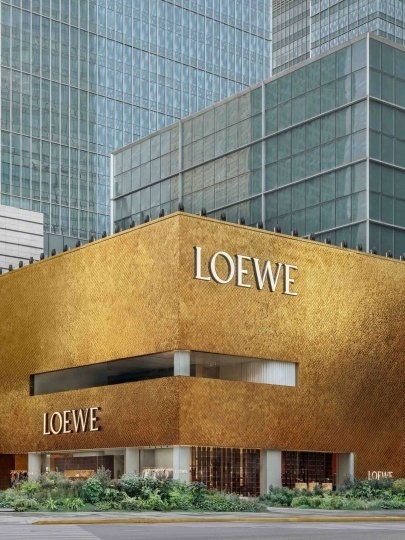 Фасад бутика LOEWE в Шанхае украшают десятки тысяч золотых плиток