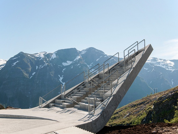 Выше только горы: экстремальная смотровая площадка в Норвегии