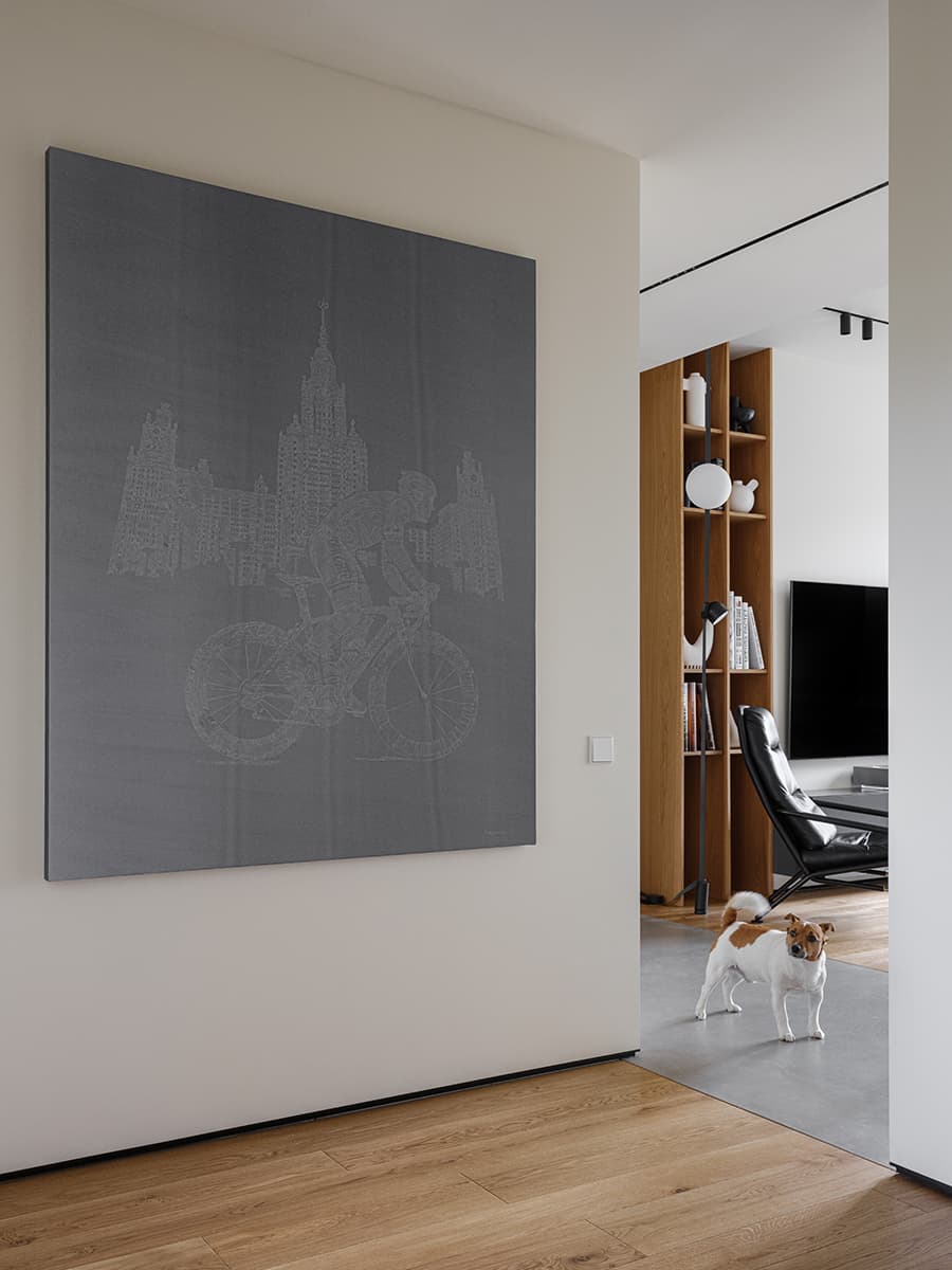 SPA-зона для питомцев и деревянные окна в интерьере квартиры со сдержанной палитрой — проект Ольги Зубаревой