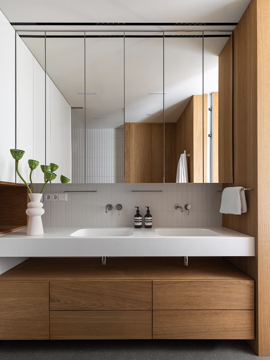 SPA-зона для питомцев и деревянные окна в интерьере квартиры со сдержанной палитрой — проект Ольги Зубаревой