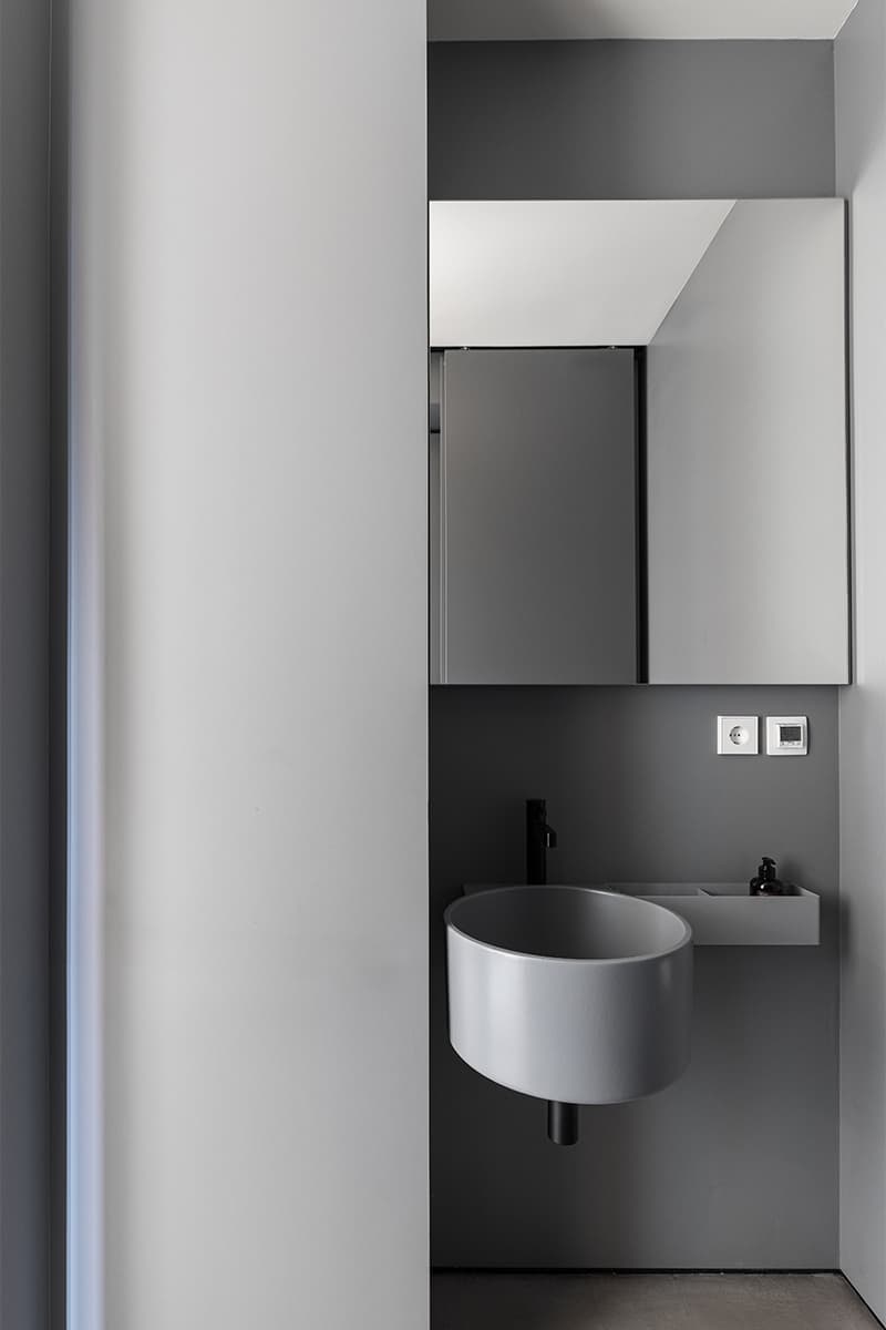 SPA-зона для питомцев и деревянные окна в интерьере квартиры со сдержанной палитрой — проект Ольги Зубаревой