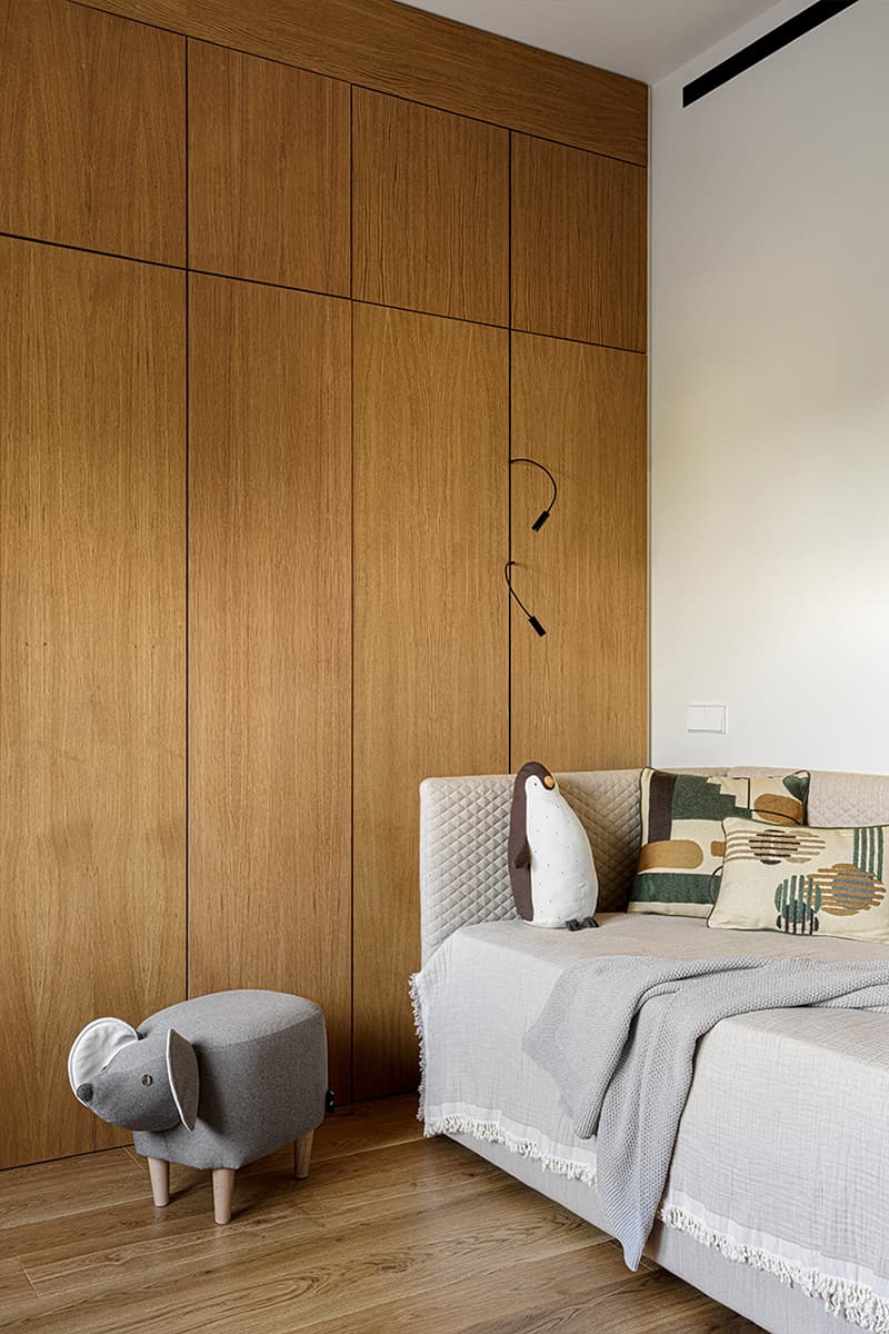 SPA-зона для питомцев и деревянные окна в интерьере квартиры со сдержанной палитрой — проект Ольги Зубаревой