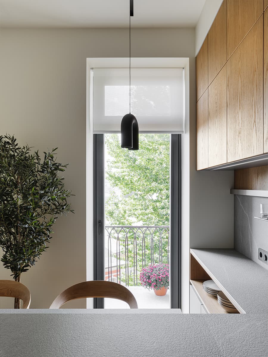 SPA-зона для питомцев и деревянные окна в интерьере квартиры со сдержанной палитрой — проект Ольги Зубаревой