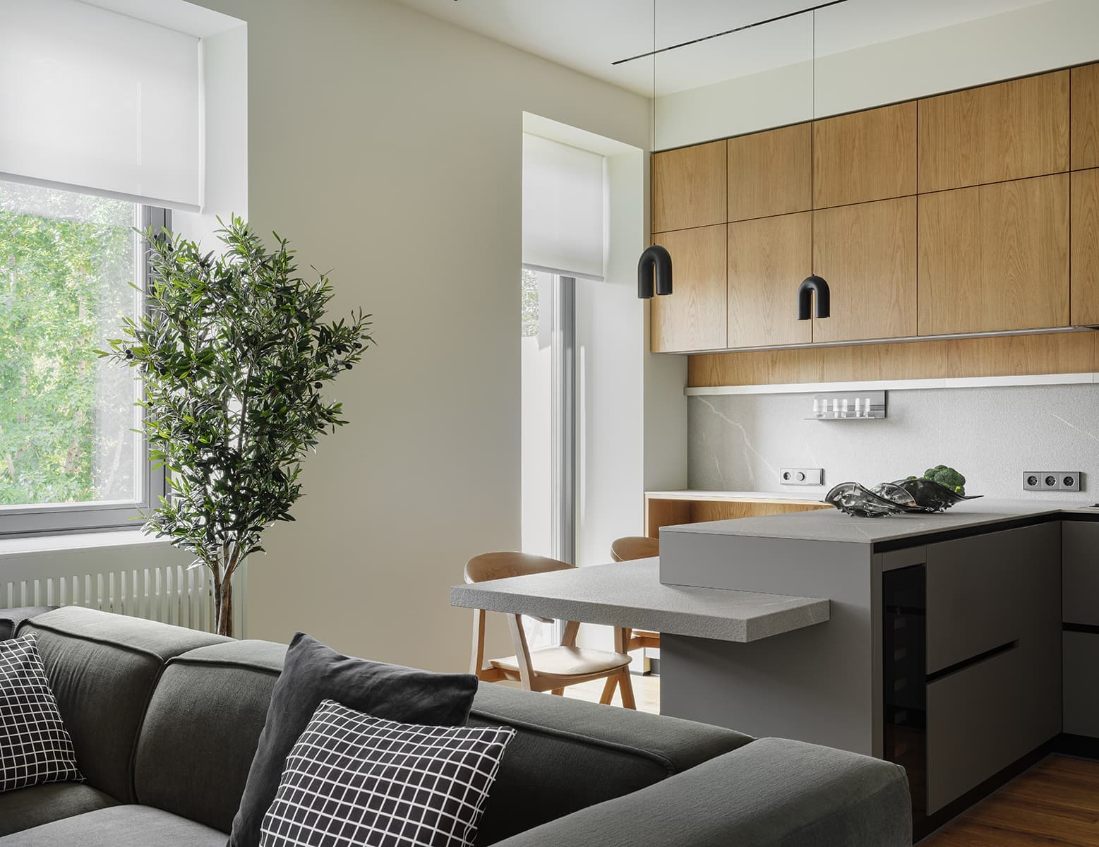 SPA-зона для питомцев и деревянные окна в интерьере квартиры со сдержанной палитрой — проект Ольги Зубаревой