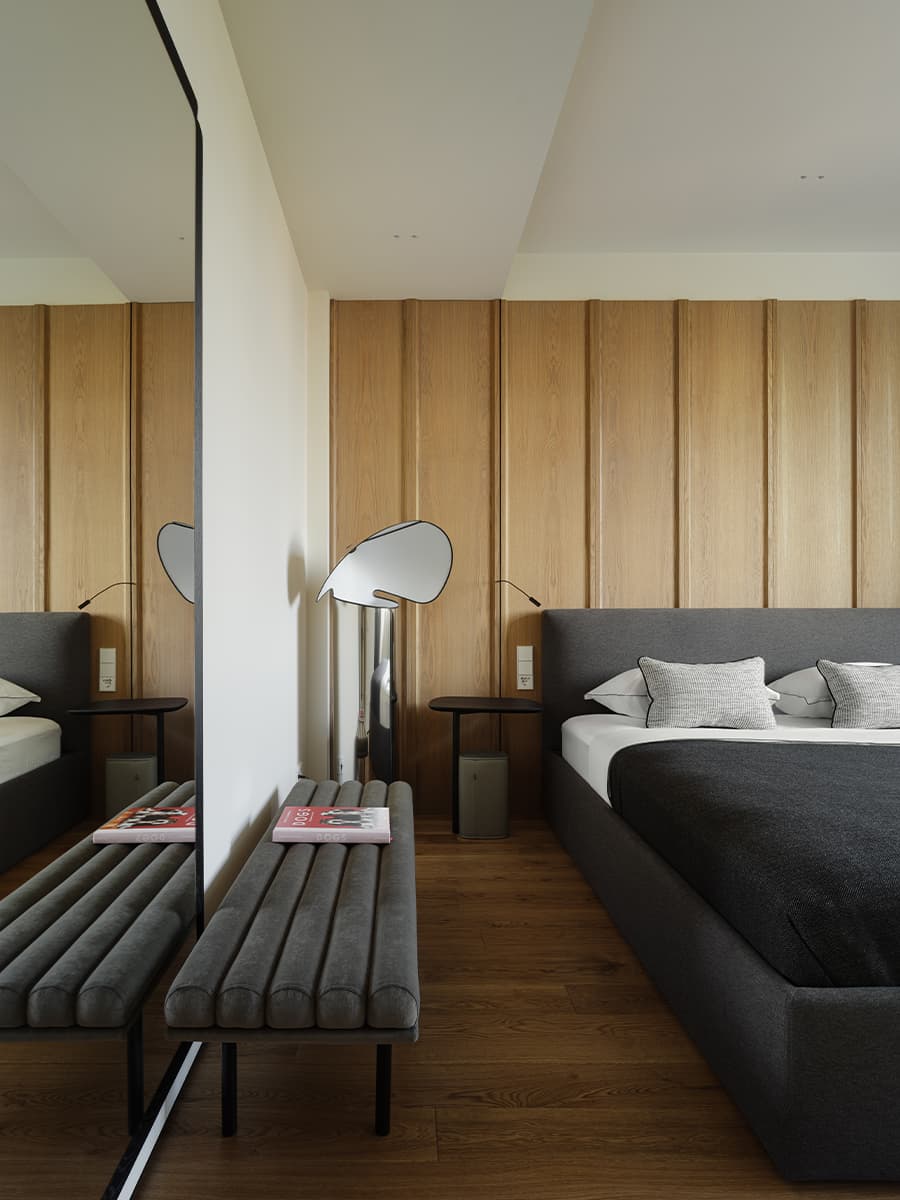 SPA-зона для питомцев и деревянные окна в интерьере квартиры со сдержанной палитрой — проект Ольги Зубаревой