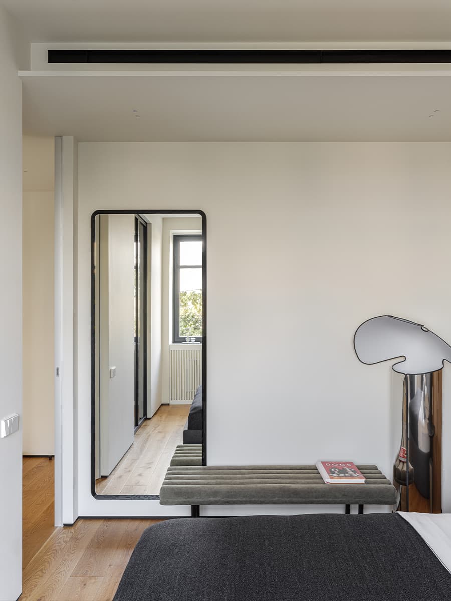 SPA-зона для питомцев и деревянные окна в интерьере квартиры со сдержанной палитрой — проект Ольги Зубаревой