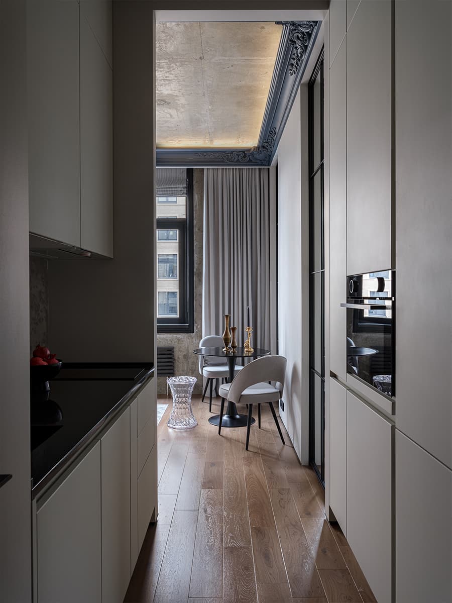 Картины, яркие цветовые решения и винтажная люстра с Авито в интерьере квартиры — проект Марии Синельниковой