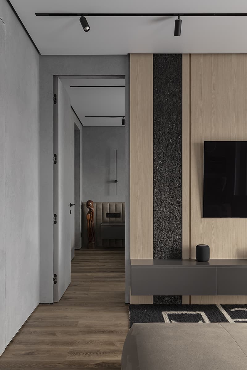 Африканский декор и искусство из коллекции заказчика в интерьере минималистичной квартиры — проект Полины Граубергер