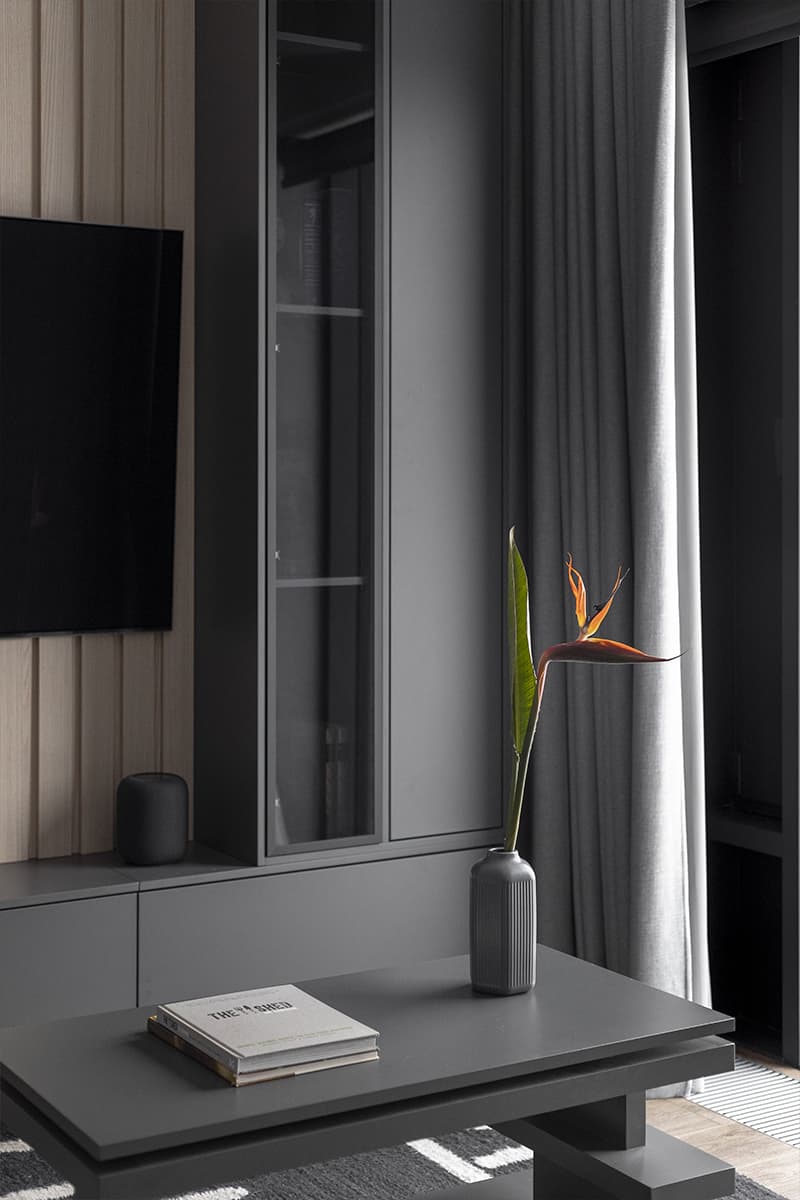 Африканский декор и искусство из коллекции заказчика в интерьере минималистичной квартиры — проект Полины Граубергер