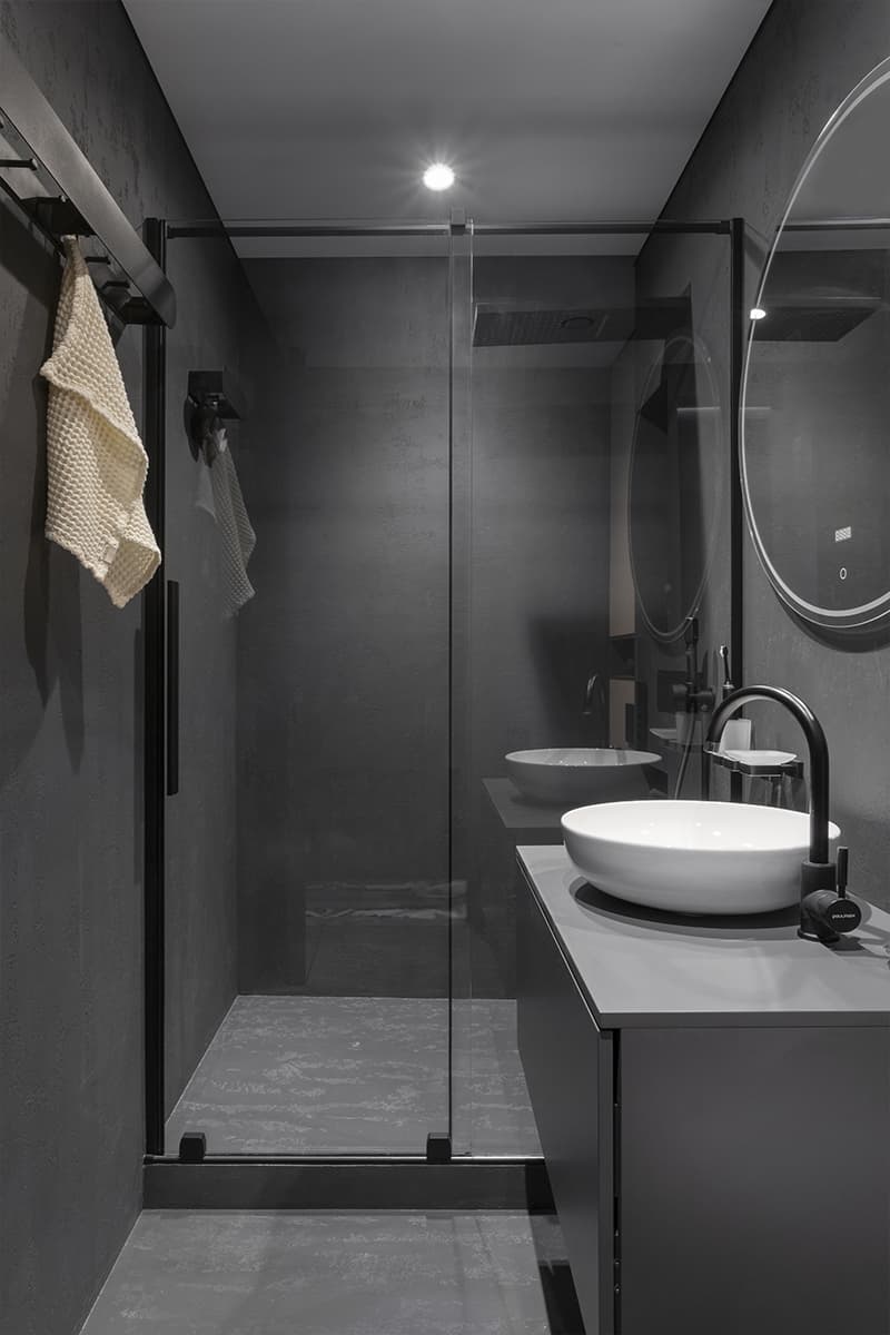 Африканский декор и искусство из коллекции заказчика в интерьере минималистичной квартиры — проект Полины Граубергер